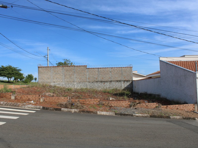 TERRENO LIMOEIRO ESQUINA